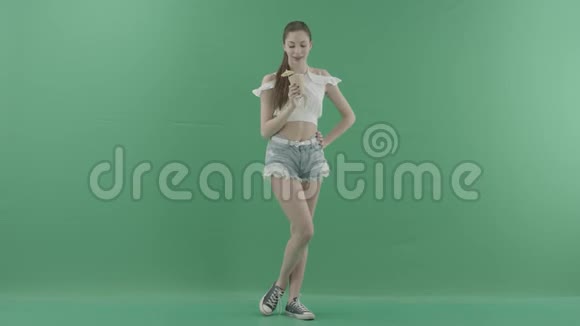 性感身材的女人配上绿色背景的鸡尾酒视频的预览图