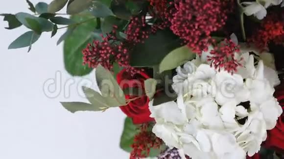 特写从上面看花束白色背景上旋转花组成由绣球玫瑰组成视频的预览图