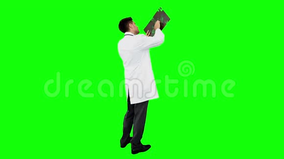 年轻的医生拿着x光站着视频的预览图