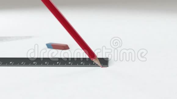 红色铅笔沿着尺子画一条线视频的预览图