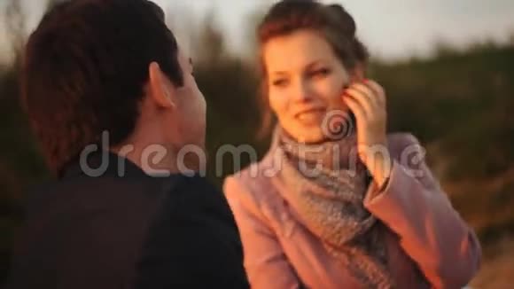 浪漫的情侣在夕阳的背景下互相对视视频的预览图