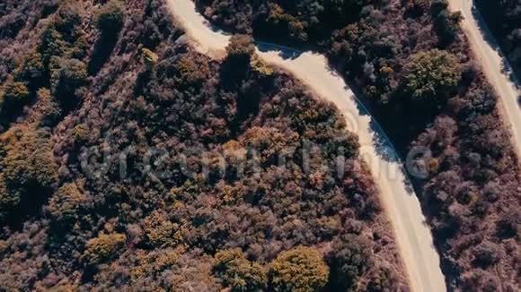 电影空中全景视频从直升机上看到马里布的山脉山路常走视频的预览图