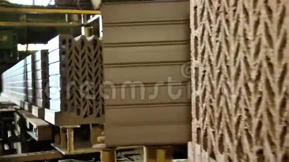 陶瓷砖厂的成型与制作视频的预览图