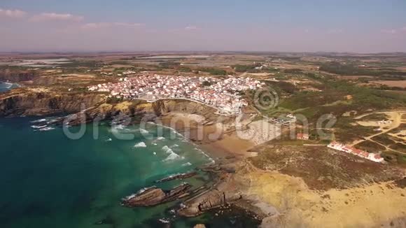 葡萄牙的鸟瞰图人们在海滩上休息视频的预览图