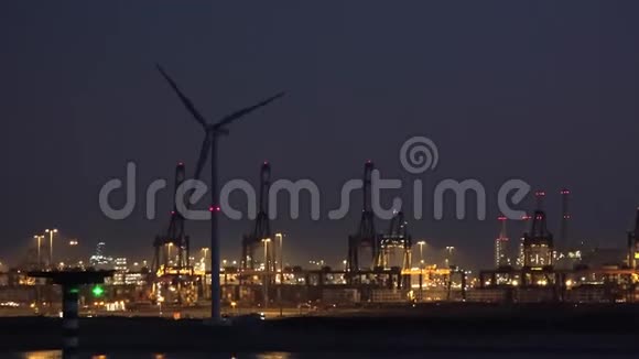 日落后经过鹿特丹港荷兰视频的预览图