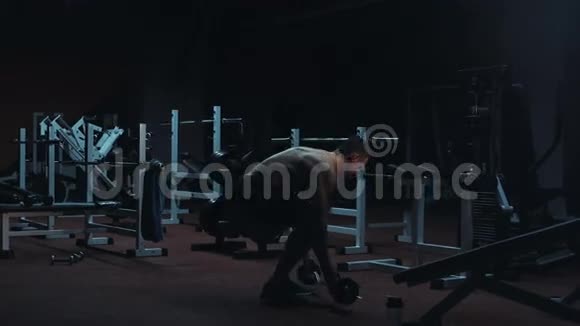 强壮的健美运动员做交叉健身运动视频的预览图