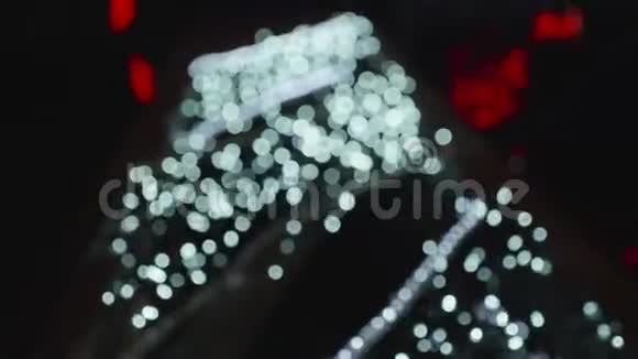 带有金色灯光的圣诞花环特写模糊的圣诞灯博克视频的预览图