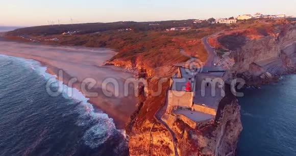 葡萄牙日落时的海景北海滩和拿撒勒灯塔视频的预览图
