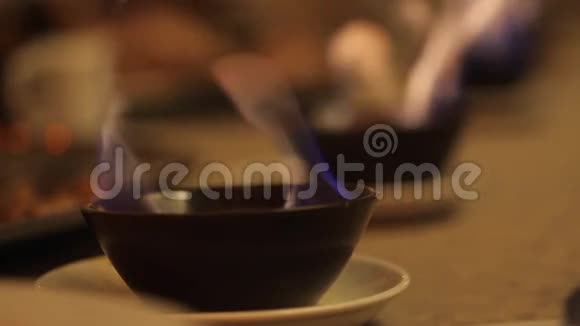 夜晚在人行道上的碗里烧着火抽象背景视频的预览图