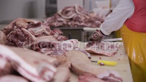 肉类加工在肉类加工食品工业肉类厂新鲜生猪肉视频的预览图