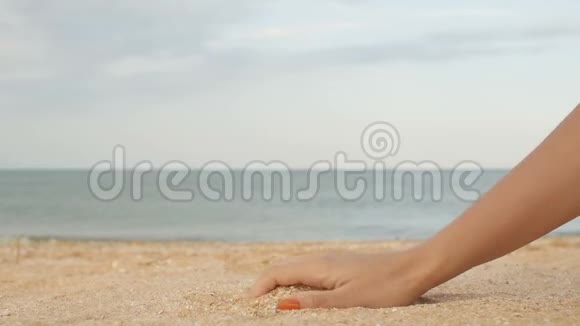 海壳女手在沙滩沙滩倾泻下来夏日在沙滩和度假放松的理念视频的预览图