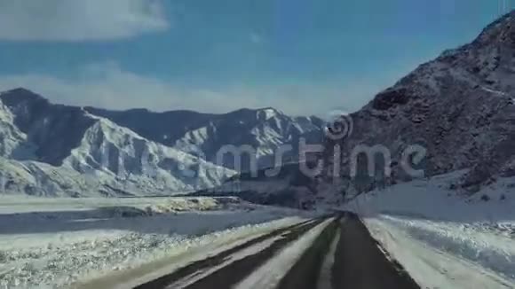 阿尔泰山景观从一辆正在行驶的汽车的窗户4k视频的预览图