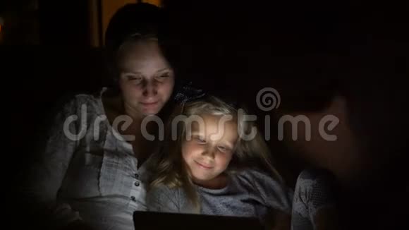 黄昏时分幸福的家庭看起来很热闹视频的预览图