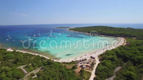 美丽沙滩萨卡伦的空中景色视频的预览图
