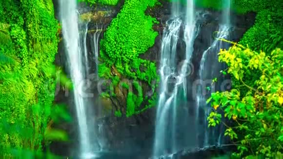4K时程座丘瀑布高约80米262英尺高摄像机关闭2015年7月15印度尼西亚巴厘视频的预览图
