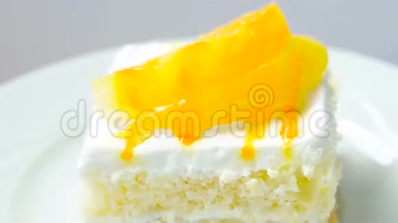 新鲜出炉的菠萝蛋糕视频的预览图