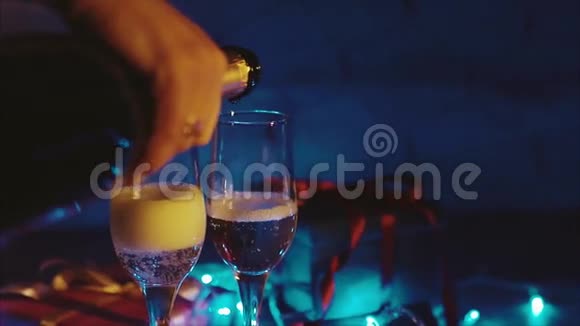 从瓶子里倒出香槟两个长笛和起泡葡萄酒闪烁视频的预览图