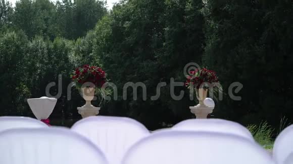 美丽的婚礼装饰在公园与池塘和宫殿建筑乡间视频的预览图