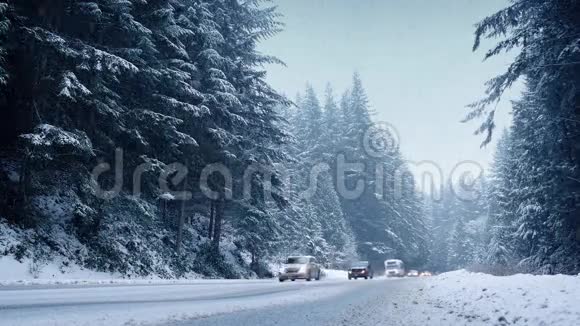 大雪中许多汽车上路视频的预览图