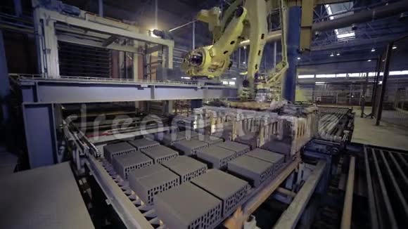 自动化机械设备机器人手臂装配产品砖块视频的预览图