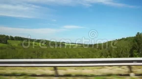 在俄罗斯阿尔泰沿着青山绿树和白云快速前进视频的预览图