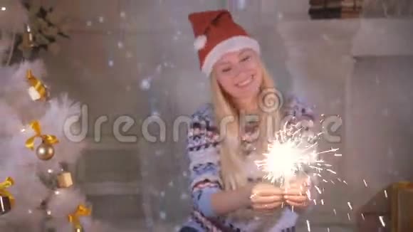 新年快乐的微笑女人在圣诞树附近笑着摆姿势视频的预览图