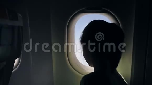 小孩从飞机窗外看视频的预览图