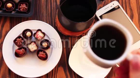 喝着巧克力糖果的咖啡视频的预览图