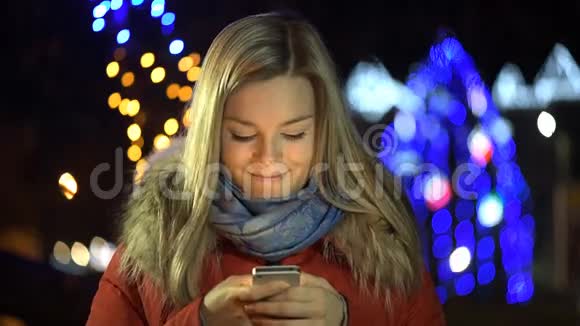 晚上在户外用手机的女孩视频的预览图