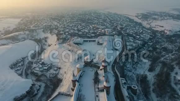 乌克兰卡米安涅茨波迪尔斯基冬季老堡的鸟瞰图视频的预览图