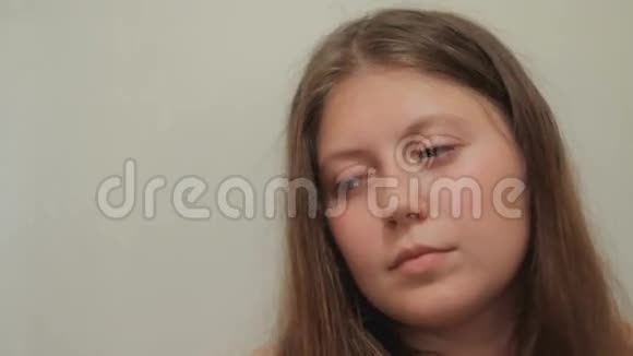 一个疲惫的女孩在白色背景上的肖像视频的预览图