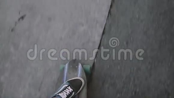 城市中一个男子长板滑冰的俯视图视频的预览图