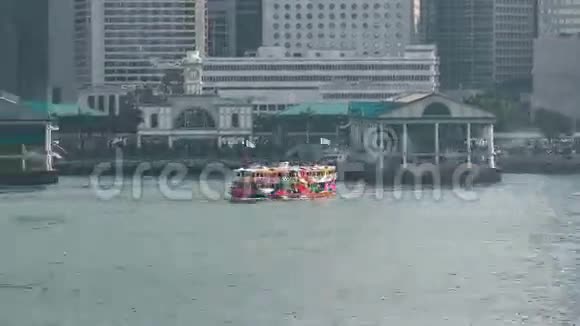 星际渡船和其他船只正在维多利亚港穿越时空超移香港的天际线视频的预览图