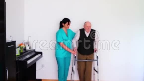 护士和老人使用步行架视频的预览图