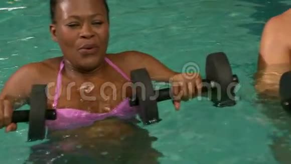 在泳池里使用体重的孕妇视频的预览图