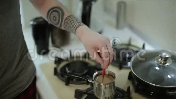 一个男人用汤匙搅拌咖啡视频的预览图