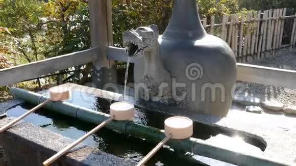 日本寺庙里的喷泉和木勺视频的预览图