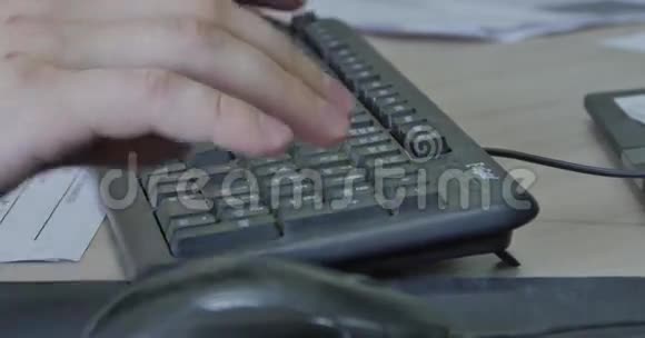 笔记本电脑键盘男性手打字的特写人在鼠标和键盘上工作在办公室里在键盘上打字点击视频的预览图