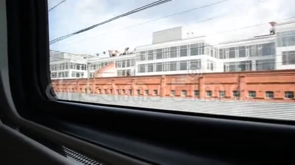 从俄罗斯莫斯科工业郊区的火车窗口观看视频的预览图