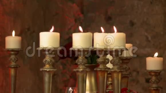 金烛台上的蜡烛作为装饰元素视频的预览图