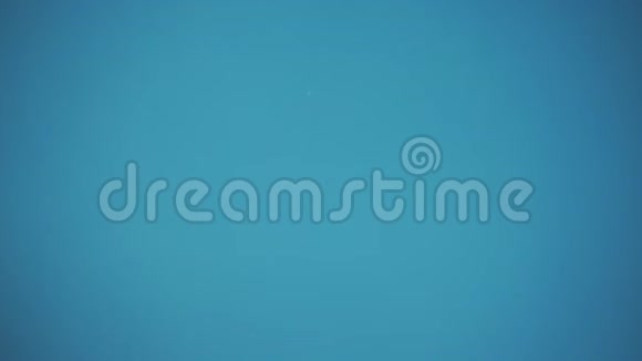 一颗新鲜的樱桃在蓝色的背景上溅入水中视频的预览图