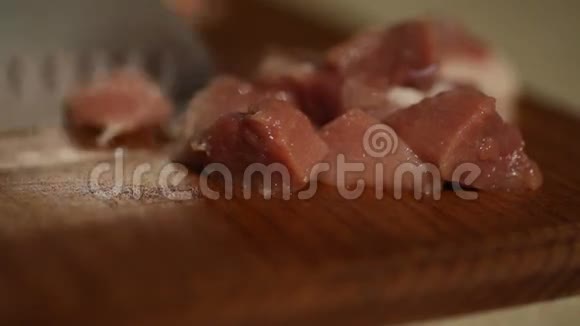 厨师用刀子在木板上切肉视频的预览图