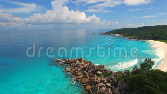 塞舌尔拉迪格岛热带海滩大安塞的空中景观视频的预览图