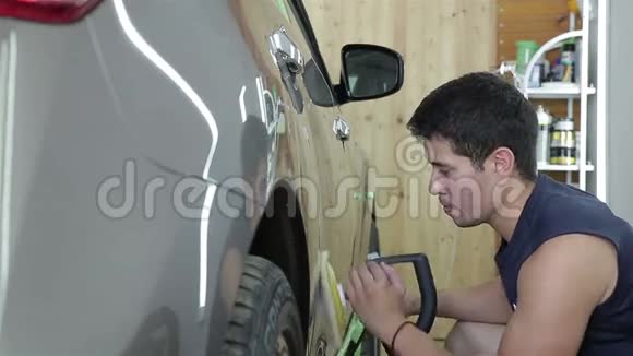 工人用电动工具擦车罩汽车细节系列视频的预览图