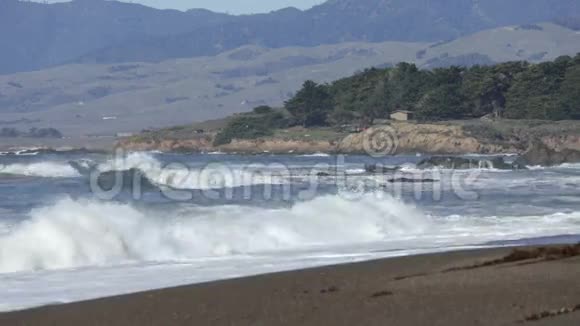 加州中央海岸海滩的海浪冲击视频的预览图