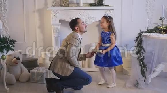 小女孩和她爸爸玩圣诞节主题视频的预览图