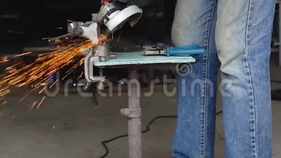 用角磨床的男工正在切割金属慢动作视频的预览图
