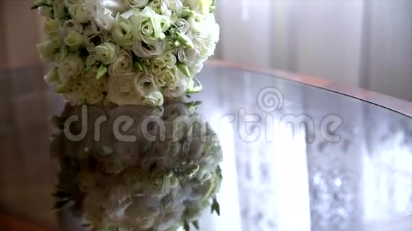 玻璃桌上的白色自然婚礼花束视频的预览图