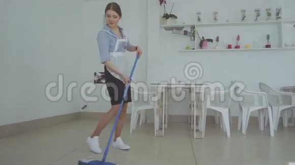 做梦的女仆在洗地板女孩在餐馆里打扫地板拖把视频的预览图