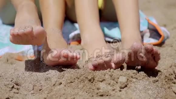 两个年轻女子赤脚在沙滩上视频的预览图